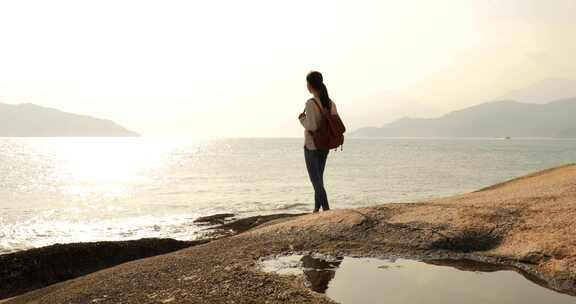 在海边旅行的女人