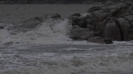 阴天海浪拍打礁石