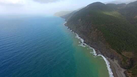 高空飞过岩石悬崖海岸