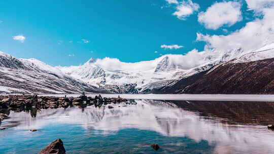 中国西藏那曲市萨普神山雪山湖面倒影