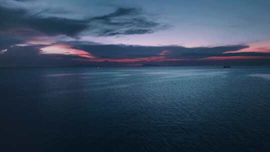 航拍日落时美丽的碧海逆天无人机飞向阳光度