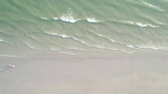 海边浪花冲击沙滩航拍