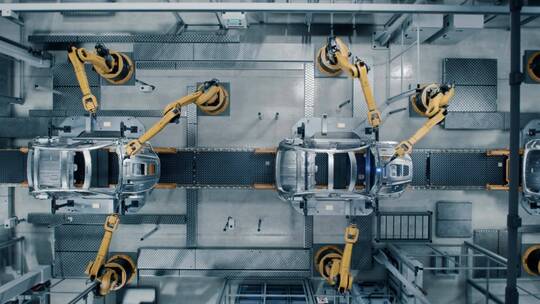 俯瞰自动化机械臂装配线制造新能源车