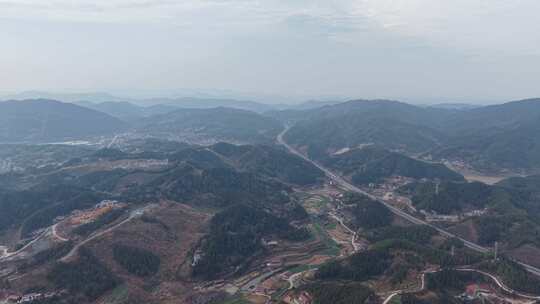 群山环绕下的乡村湖泊全景风光