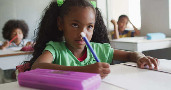 专注的非裔美国女孩在课堂上上课的视频