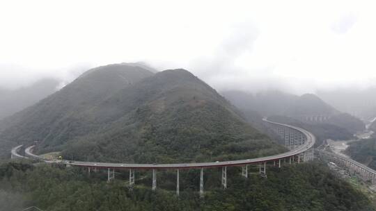 4K航拍四川雅西高速大山云雾双螺旋大桥