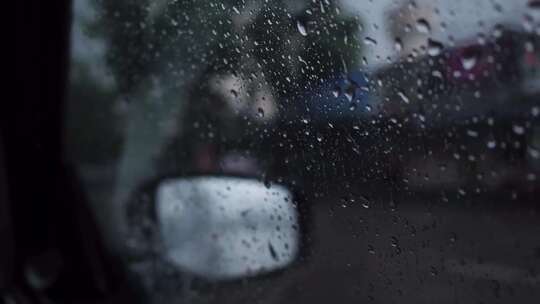 车窗上的雨滴视频素材模板下载