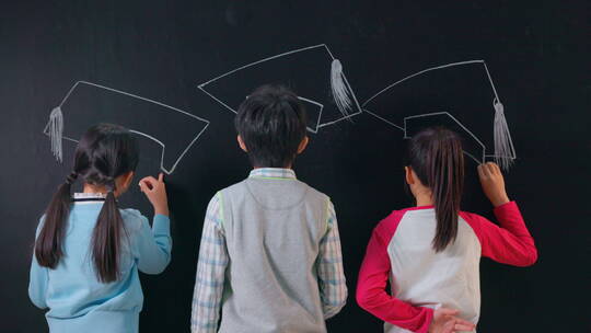 小学生们在黑板上画博士帽