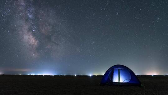 夏日银河星空下的帐篷露营旅行延时