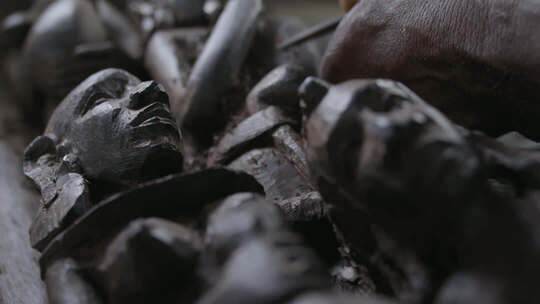 非洲艺术家工匠手工雕刻木雕工艺品