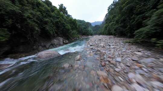 fpv穿越机葱郁森林与清澈溪流河流彩虹云雾
