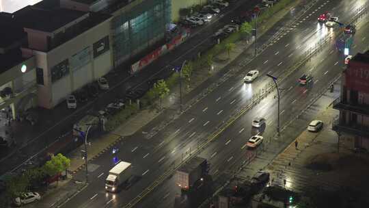 夜晚雨中车流