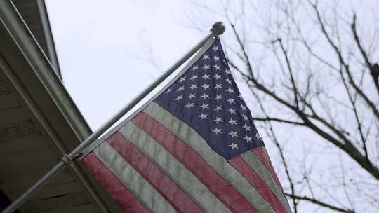 微风吹动美国国旗