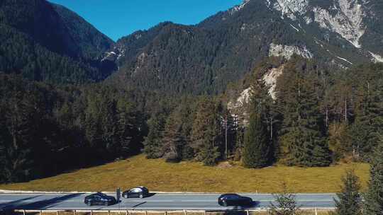 有道路和山脉的景观