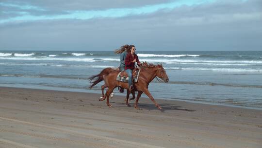 女人在海边骑马