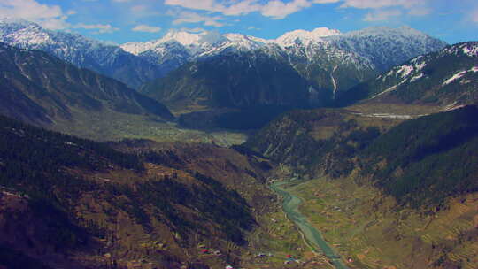 一个风景如画的村庄，雪山和河流周围有美丽的水景，还有魅力