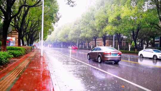 下雨的城市街道