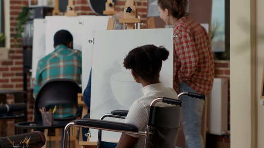 参加艺术课项目的非裔美国残疾妇女视频素材模板下载