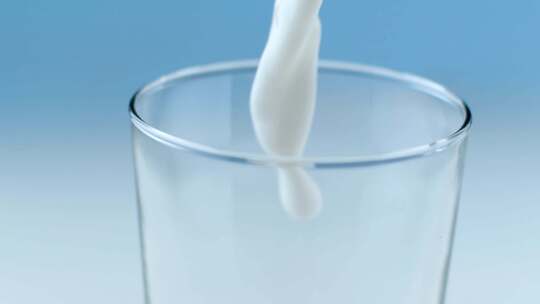 牛奶倒入玻璃杯广告特写