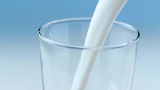 牛奶鲜奶乳品倒入杯中升格慢动作广告素材