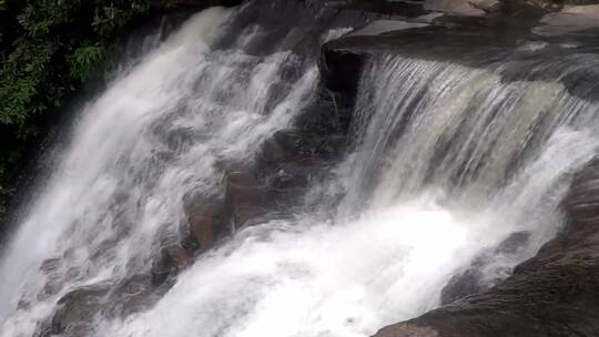 水青苔山泉水流水滴水泉水森林自然大自然水