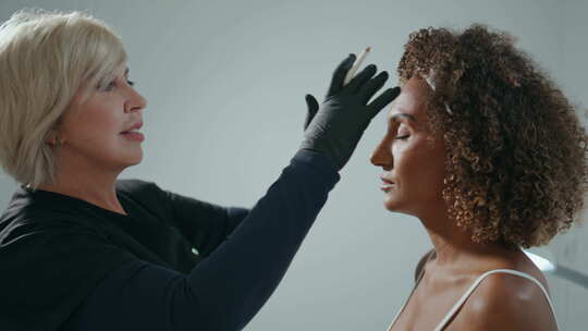 美容师在沙龙特写镜头中咨询女性客户医生检
