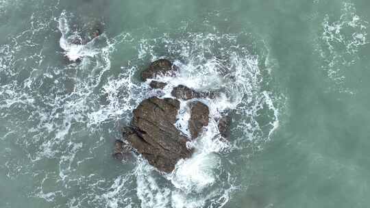 俯拍海岸礁石海浪拍打岩石海水海边浪花潮水