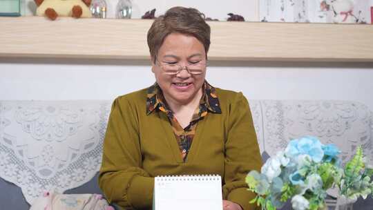 室内坐着的中老年女性