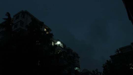 雨夜窗外的城市灯光和闪电