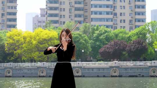 小提琴家天津海河边拉小提琴3