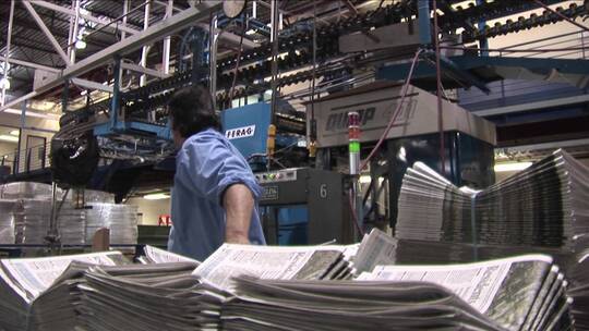工人在工厂里叠报纸