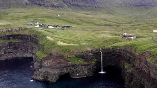 Mulafossur瀑布，法罗群岛，草地