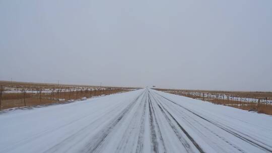 下雪天牧区公路行车记录