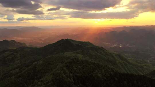 湖北利川金子山远看利川城日落时刻