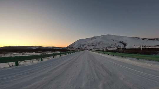 自驾在暮色苍茫的冰雪公路上