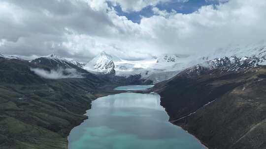 云雾缭乱的萨普神山下的萨普圣湖 冰川湖泊