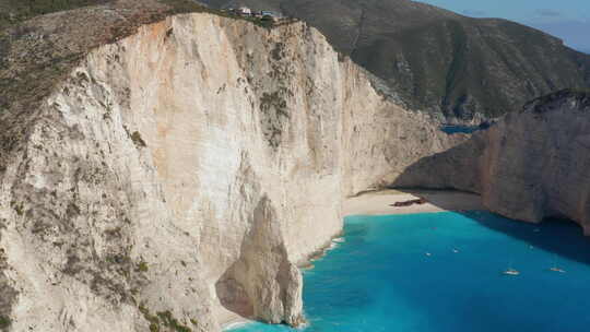 希腊扎金索斯岛沉船海滩的绿松石水，周围环