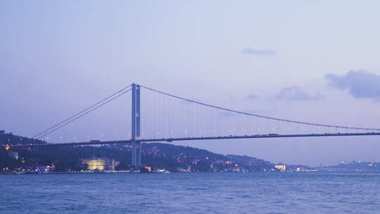 伊斯坦布尔的桥和汽车来自大海。土耳其伊斯坦布尔市。