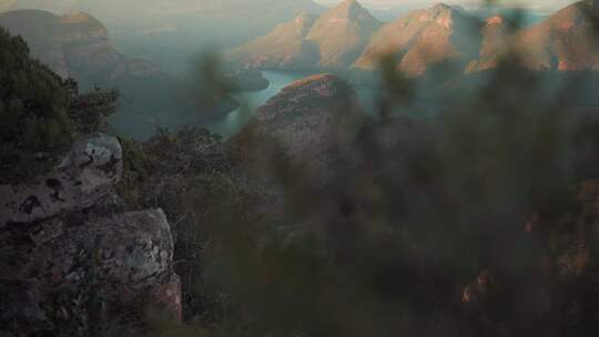 女人坐在山顶眺望休息看风景