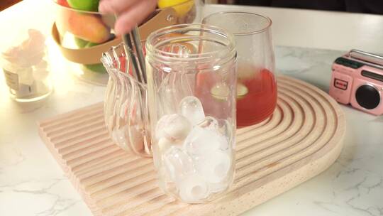 玻璃杯榨汁杯加入冰块