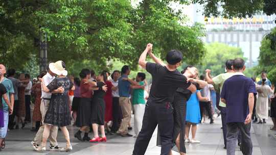 城市公园人文中老年人晨练跳广场舞休闲运动