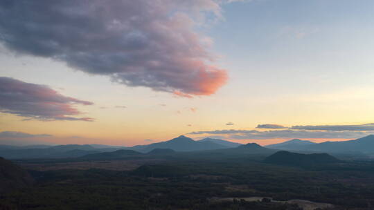 夕阳下的腾冲火山群