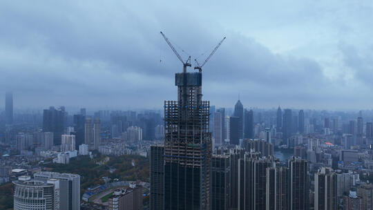 延时摄影航拍城市建筑中的天际线高楼