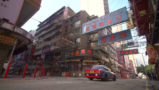 香港老街穿梭的汽车视频素材模板下载