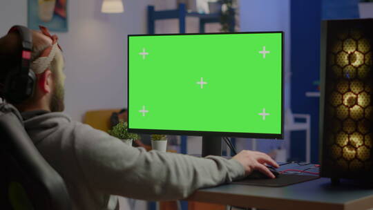 绿幕电脑上玩游戏男人视频素材模板下载
