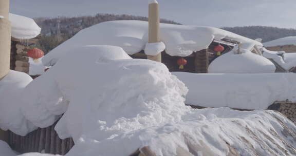 积雪深厚的雪乡特色小屋屋顶景象