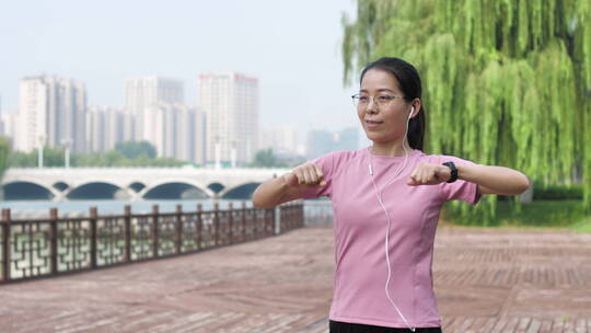 戴运动手表的中国人女性运动前作热身运动