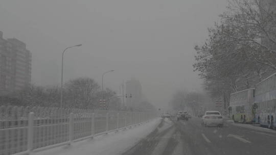 城市大雪出行 城市街道雪景