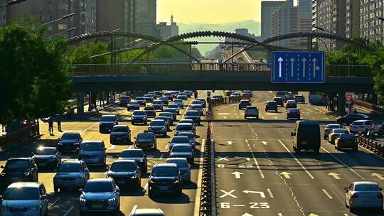 北京城市道路早晚高峰拥堵的车流