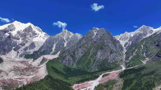 航拍四川南门关沟红石滩嘉子峰鹊巴峰群山